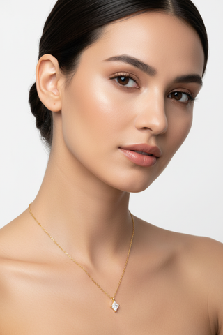 Modelo com colar dourado
