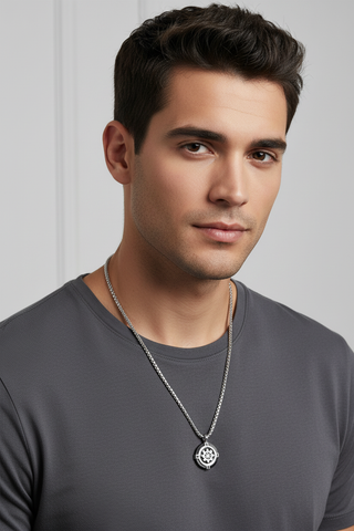 Modelo masculino com colar de bússola
