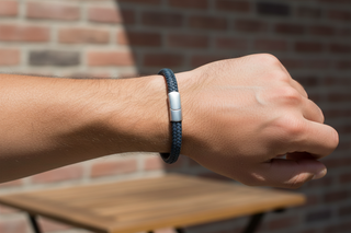 Pulseira Azul Escuro com modelo masculino