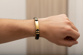 Pulseira Castanha e Dourada com modelo masculino
