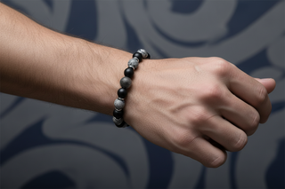 Pulseira de pedras com modelo masculino
