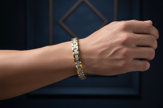 Pulseira prata e ouro com modelo masculino